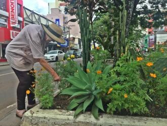 Comunidade escolar e voluntários sacerdócios se reuniram, no sábado, para a reforma da calçada do educandário Crédito: