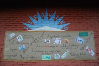 Na semana seguinte à agressão alunos confeccionaram um cartaz contra a violência na escola Crédito: