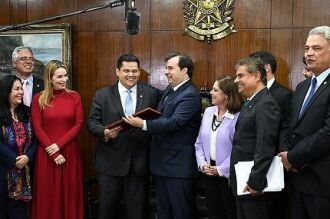 O presidente do Senado, Davi Alcolumbre, recebe de Rodrigo Maia o texto da proposta, observado pelos senadores Rose de Freitas, Major Olimpio, Daniella Ribeiro, Nelsinho Trad e Sérgio Petecão e por deputados
