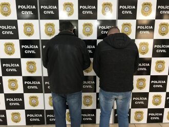 Pai e filho foram presos por posse irregular de arma de fogo e receptação