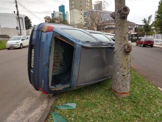 Durante a fuga, trio colidiu veículo contra canteiro central da Sete de Setembro na vila Vera Cruz