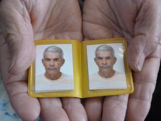Jandir de Oliveira saiu de casa no dia 2 de outubro vestindo uma camiseta preta pólo, chapéu preto, calça preta (estilo abrigo), sapato preto. Ele tem barba e cabelos grisalhos e não possui um dos dentes da frente.