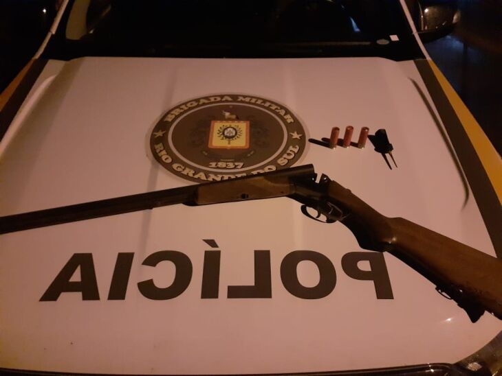 Arma foi encontrada com um dos suspeitos (Foto: Divulgação)