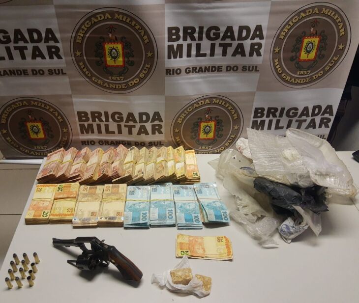 Drogas, dinheiro, arma e munições foram recolhidos pelos policiais (Foto: Divulgação/Brigada Militar)