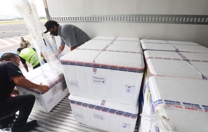 Caixas térmicas contendo novas doses de CoronaVac chegaram ao aeroporto de Porto Alegre na manhã desta quarta (03) (Foto: Itamar Aguiar/Palácio Piratini)