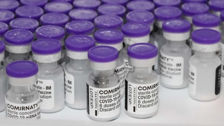 De acordo com o fabricante, já foram enviados mais de 1,2 bilhão de doses da vacina para mais de 120 países (Foto: Divulgação)