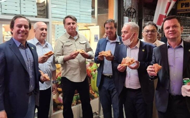Pizza na rua: Pedro Guimarães (primeiro na foto) acompanha Bolsonaro em NY – Reprodução-Instagram