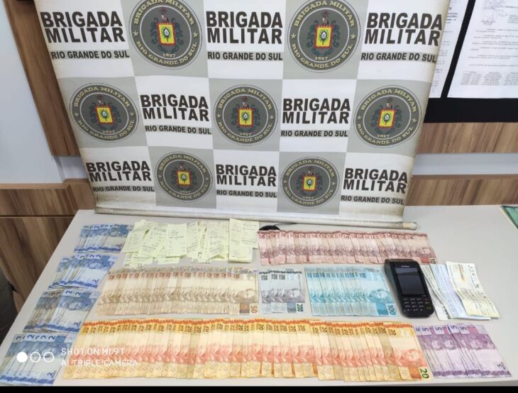 Dinheiro e materiais foram apreendidos (Foto: Divulgação/Brigada Militar)