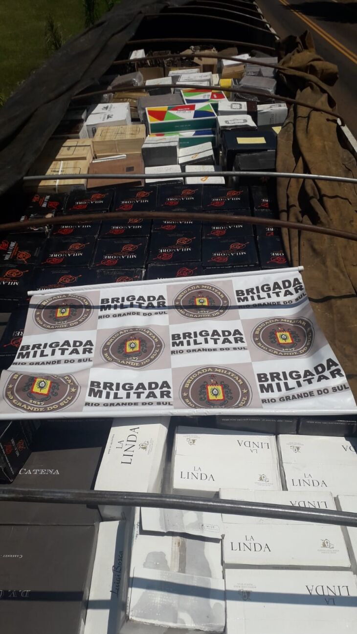 Policiais ainda contabilizavam o total de garrafas apreendidas - Comunicação Social do 1° BRBM