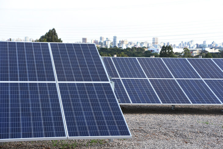 As usinas solares fotovoltaicas operam através de processos limpos e renováveis, contribuindo para uma sociedade mais sustentável (Foto: Divulgação/UPF)