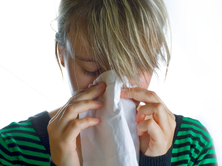 Coriza ou nariz entupido e dor de garganta podem aparecer na gripe (Foto: Divulgação)