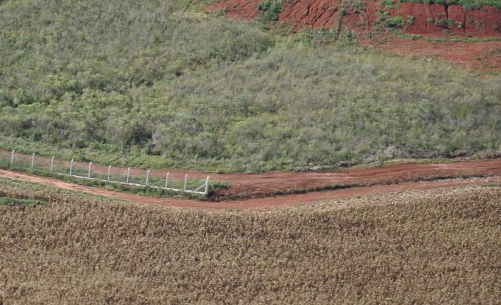 Falta de cerca é um antigo problema    -Fotos – LC Schneider-ON 