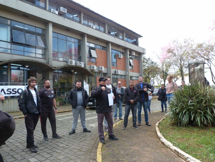 Mais de 50 agentes compareceram ao ato em frente a Prefeitura de Passo Fundo. (Foto: Isabel Gewehr)