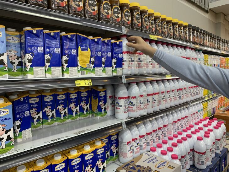  Entre os produtos que acumularam maiores altas de preços no mês, estão o frango, o desinfetante e a esponja de aço - Foto: Caroline Lima
