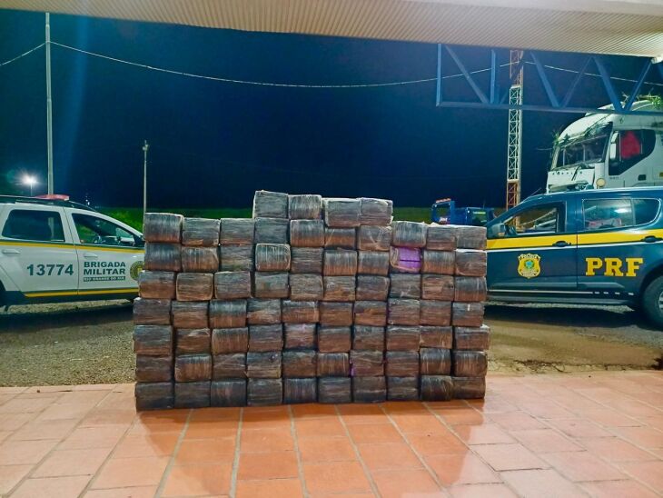 O motorista abandonou o veículo e fugiu a pé para uma área de mata. Foto PRF