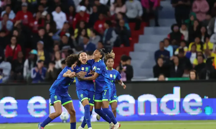 Apesar de perder pênalti, Marta faz 2 gols e é estrela da final - Divulgação / CBFA