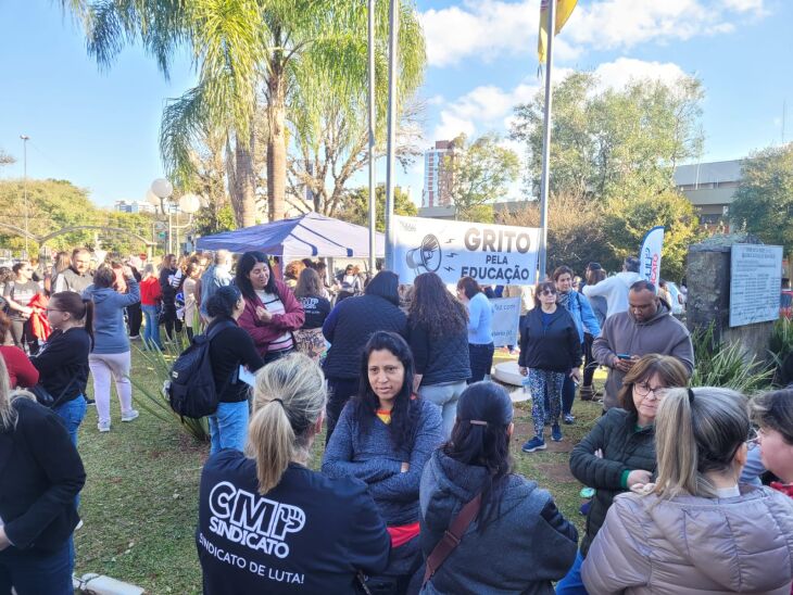 Assembleia ocorreu na tarde de ontem em frente ao Paço Municipal - Luciano Breitkreitz/ON