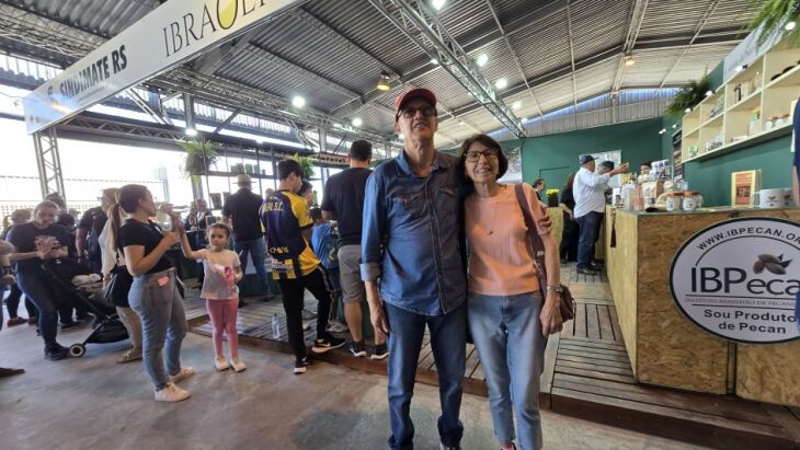 Paulo e Íris foram atraídos para a Feira de Azeites, no Pavilhão Internacional, com produtores de diferentes regiões do RS - Foto: Rodrigo Martins/Ascom Expointer
