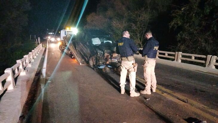 Acidente ocorreu por volta das 18h30 e provocou a morte de um casal - Foto PRF