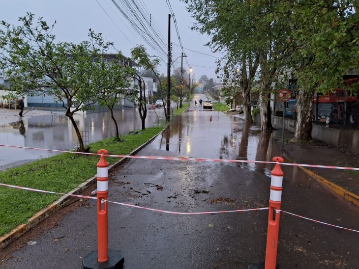 Volume de chuva provocou interdição na rua Dr.César Santos, no bairro Petrópolis - FOTO: GERSON LOPES/ON