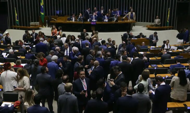 Segundo o Ministério da Fazenda, a medida atingirá cerca de 140 mil pessoas, 0,13% dos contribuintes, que hoje pagam, em média, apenas 2,54% de Imposto de Renda - FOTO: DIVULGAÇÃO