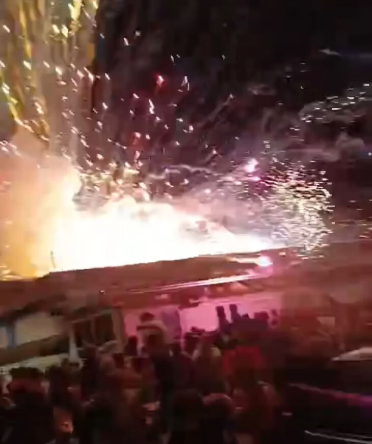Fogos explodiram do telhado de um imóvel e atingiram público - Foto Reprodução Redes Sociais