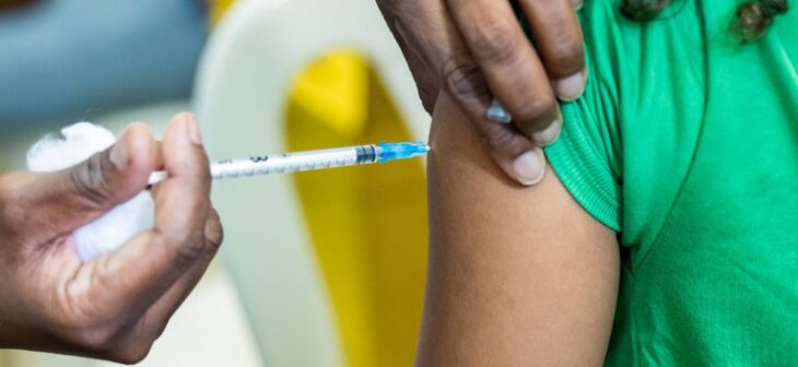 A vacina está disponível em todas as unidades de saúde com sala de vacinação - FOTO: AGÊNCIA BRASIL