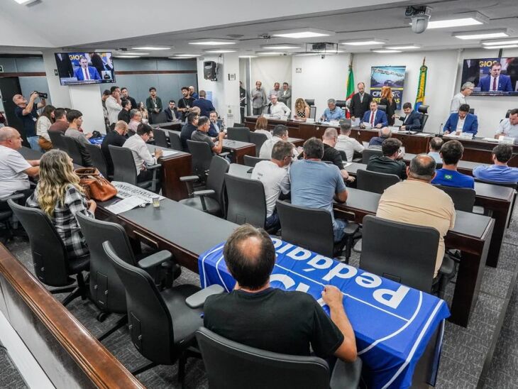 Durante a reunião, foram analisados 43 requerimentos, sendo 39 aprovados, abrangendo convocações, convites e pedidos de informação - FOTO: FLÁVIO FACHEL/ ALRS
