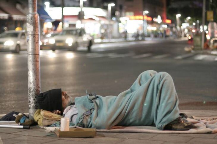 Um dos fatores que contribuem para a permanência das pessoas nas ruas é o uso de álcool e  outras drogas - Foto: Divulgação