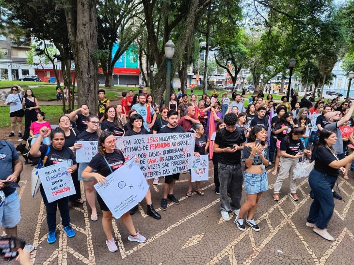 Concentração ocorreu na Praça Marechal Floriano