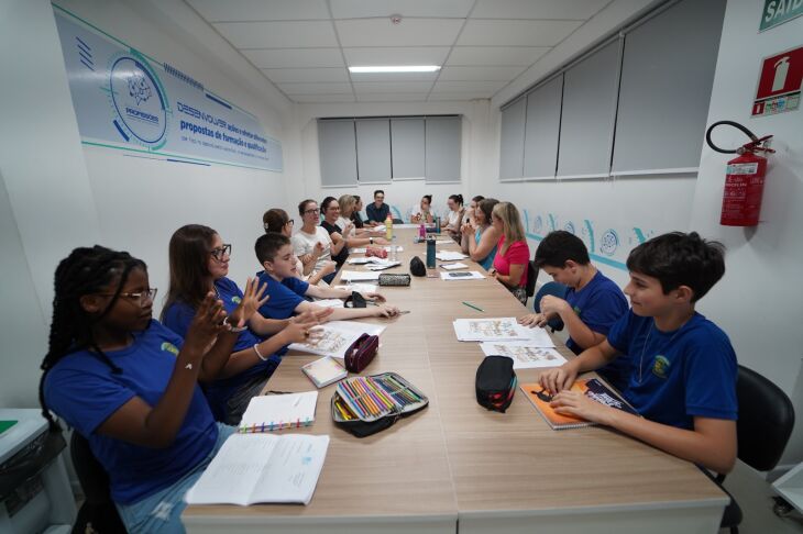Os estudantes embarcam para Medellín, na Colômbia, no dia 10 de abril - FOTO: MICHEL SANDERI/PMPF