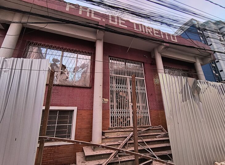  Edificação demolida abrigou o Direito e o RU - Foto – LC Schneider-ON