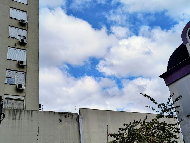 Sexta-feira começa com sol entre nuvens - Foto – LC Schneider-ON
