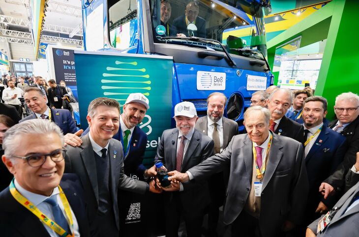 Lula esteve no estande da Be8 no Pavilhão Brasil, local em que a empresa apresenta ao mercado europeu o novo biocombustível BeVant - FOTO: RICARDO STUCKER