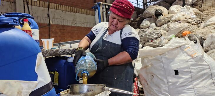 Ao peneirar o óleo e repassá-lo para a Be8, a Cootraempo aumenta o ganho monetário das 10 pessoas que atualmente trabalham na cooperativa - Foto: KlEITON VASCONCELOS/ON