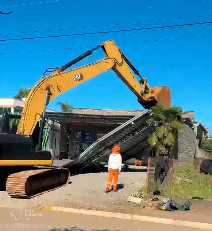 Parte da construção precisou ser demolida por estar na faixa de domínio da União às margens da BR 285 - FOTO: REPRODUÇÃO