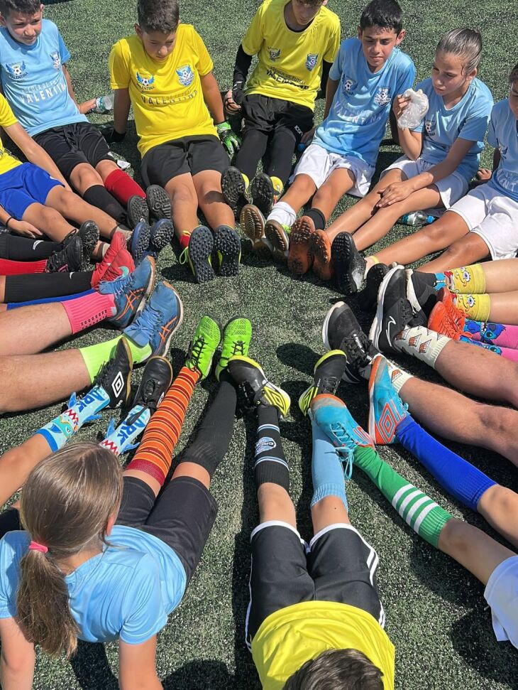 A iniciativa oferece aulas gratuitas de futsal e futebol society para meninos e meninas de 4 a 15 anos - Foto: Divulgação