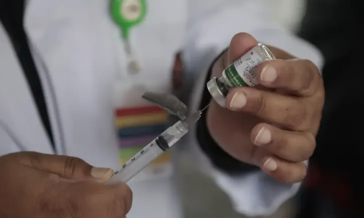 Autoridades de saúde reforçam a importância da vacina contra a gripe para conter o vírus - FOTO: AGÊNCIA BRASIL