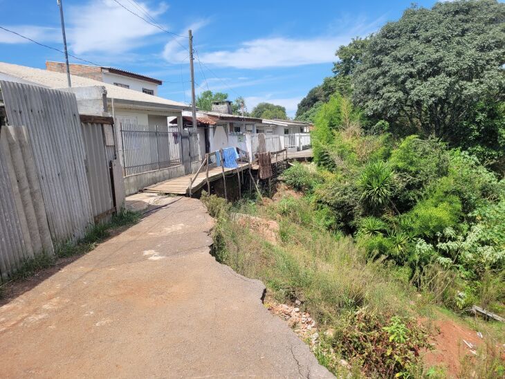 O deslizamento ocorrido em 2023 destruiu duas residências e levou à interdição de outras 23 moradias - FOTO: ARQUIVO/ON