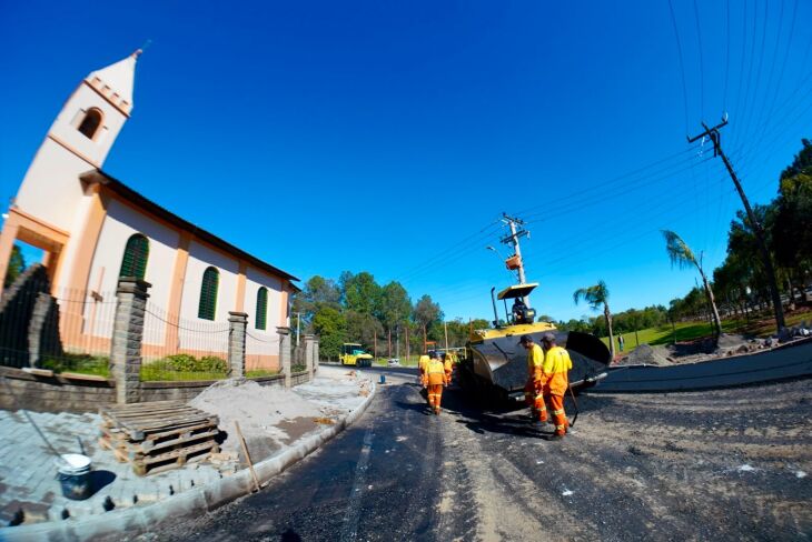 Pavimentação inclui 3,7 quilômetros entre a Avenida Araucária e a Escola Abhramo Angelo Zanotto - FOTO: MICHEL SANDERI/PMPF