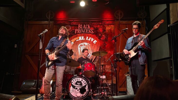 O Trio é formado pelo guitarrista e produtor musical Gui Cicarelli, acompanhado por Jon Fingers, no contrabaixo, e Alexandre Carvalho, na bateria - FOTO: DIVULGAÇÃO