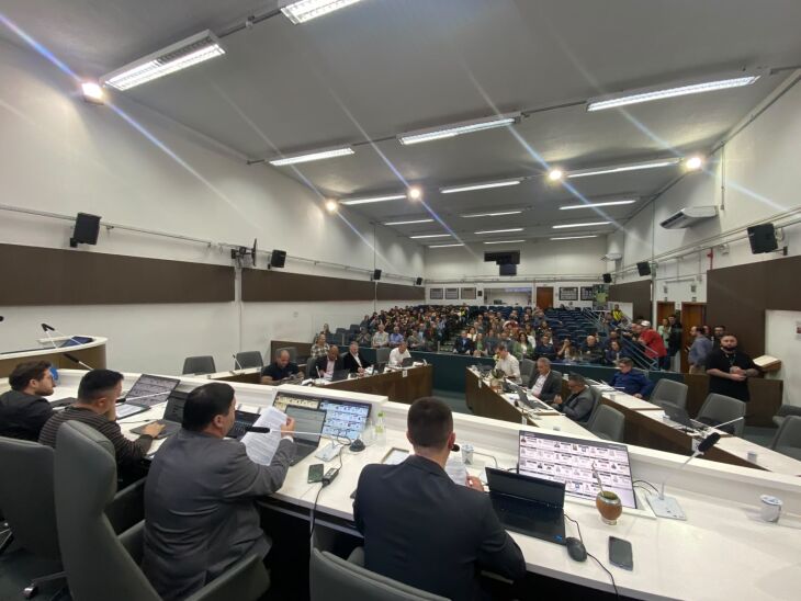 A proposta aprovada pelos vereadores cria a Bonificação de Compromisso Escolar e a Bonificação de Desempenho Escolar - FOTO: Michele Sautner/ASCOM Câmara Municipal.
