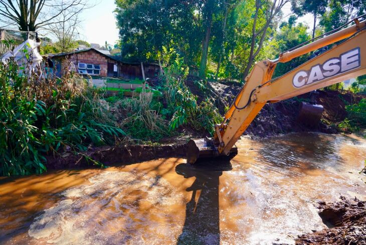 Máquinas executam serviços de limpeza e desobstrução para melhorar o escoamento das águas pluviais - FOTO: MICHEL SANDERI/PMPF.