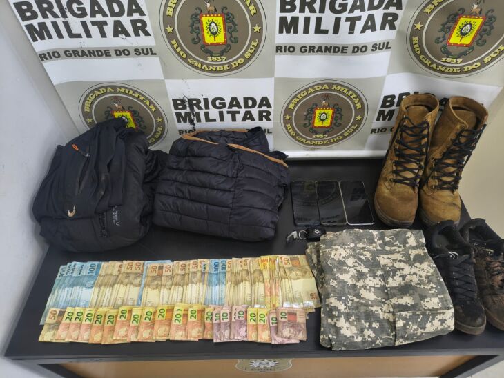 Objetos apreendidos com o casal envolvido no roubo