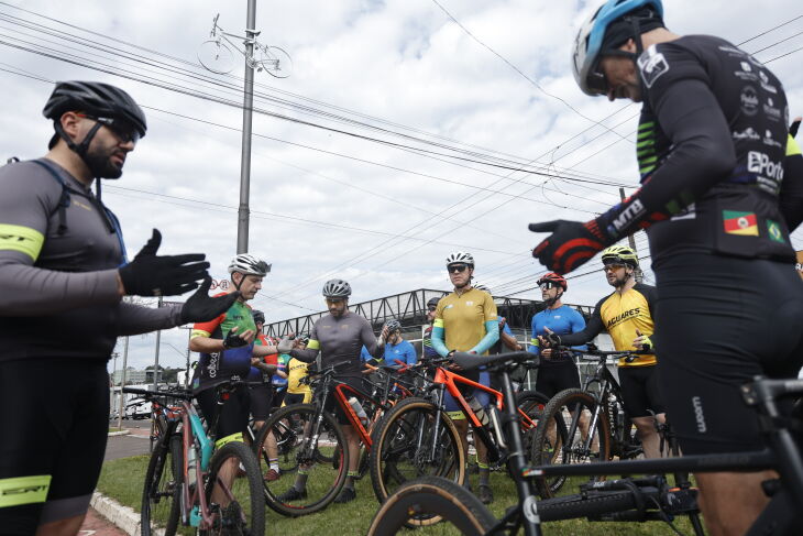 Ciclistas realizaram ato simbólico no local do acidente - Foto Gerson Lopes/ON