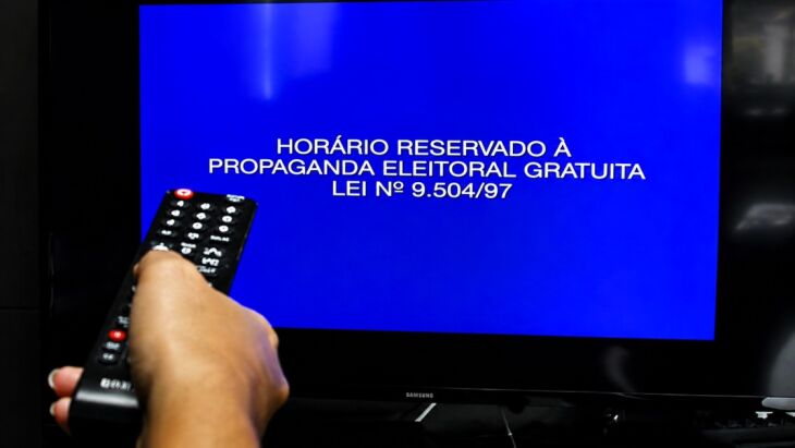 Na televisão, a transmissão ocorre às 13h e às 20h30 - Foto: Divulgação