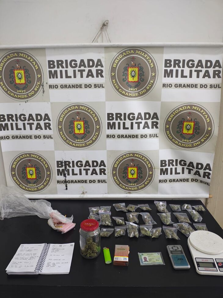 Policiais encontraram drogas e balança de precisão em poder do acusado - Foto BM
