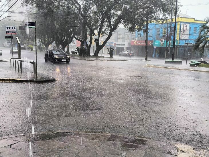 Chuva ao meio-dia em Passo Fundo – Foto – LC Schneider-ON