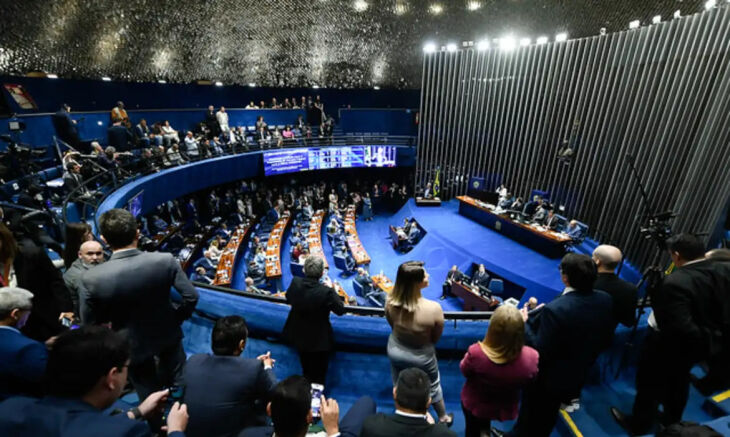  Proposta estabelece dois dias de descanso remunerado, sem redução salarial, e prevê implementação gradual das novas regras