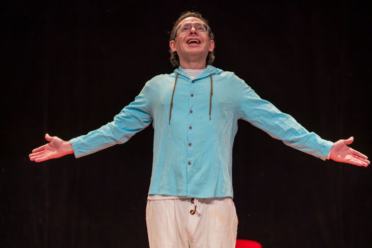 Espetáculo reúne cenas e personagens que marcaram as três décadas de carreira do ator - FOTO: DIVULGAÇÃO 